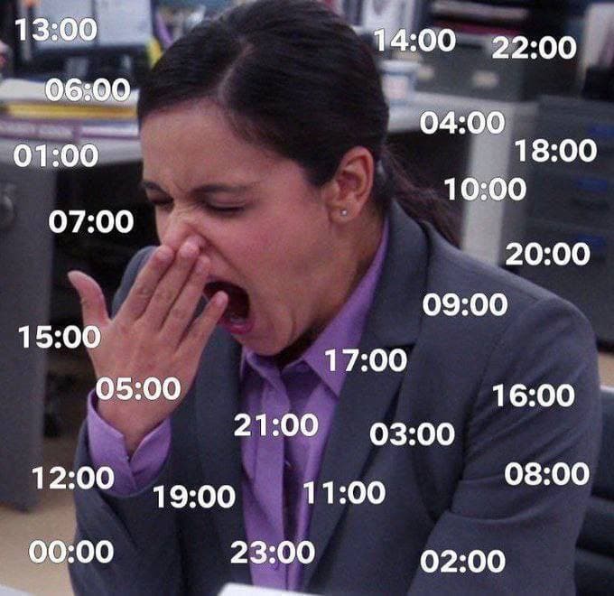 Устала и зевака на работе женщина в офисе в костюме